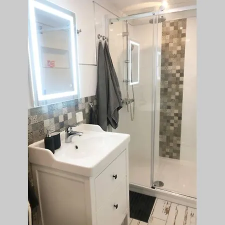 Gemuetliche Sanierte 1 Mit Privatem Parkplatz Im Zentrum *